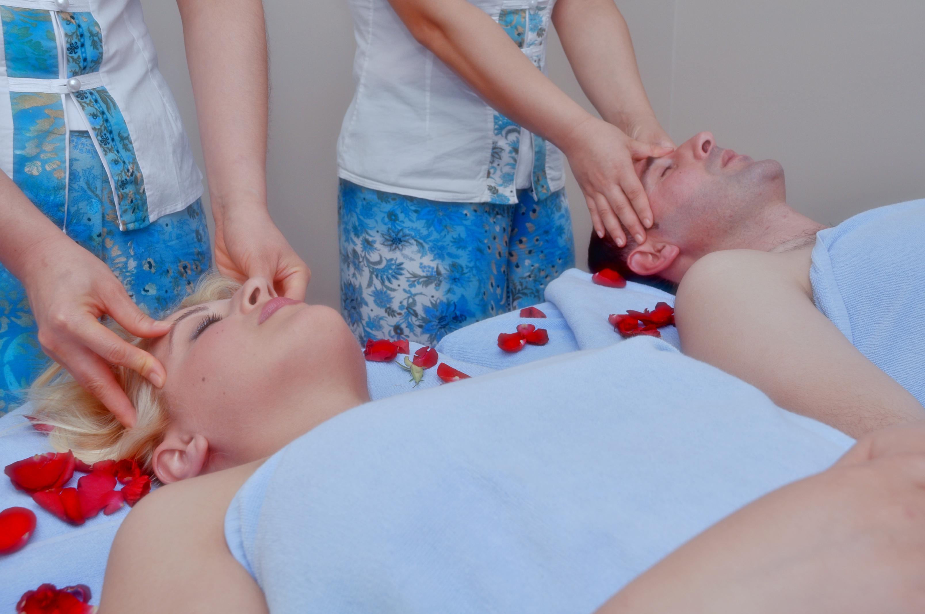 Akgun Istanbul Hotel Exterior foto The photo depicts a spa or massage setting where a woman and a man are receiving treatments. Both individuals are lying on tables covered with towels, and rose petals are scattered around them, adding a soothing ambiance. The woman has blonde hair an