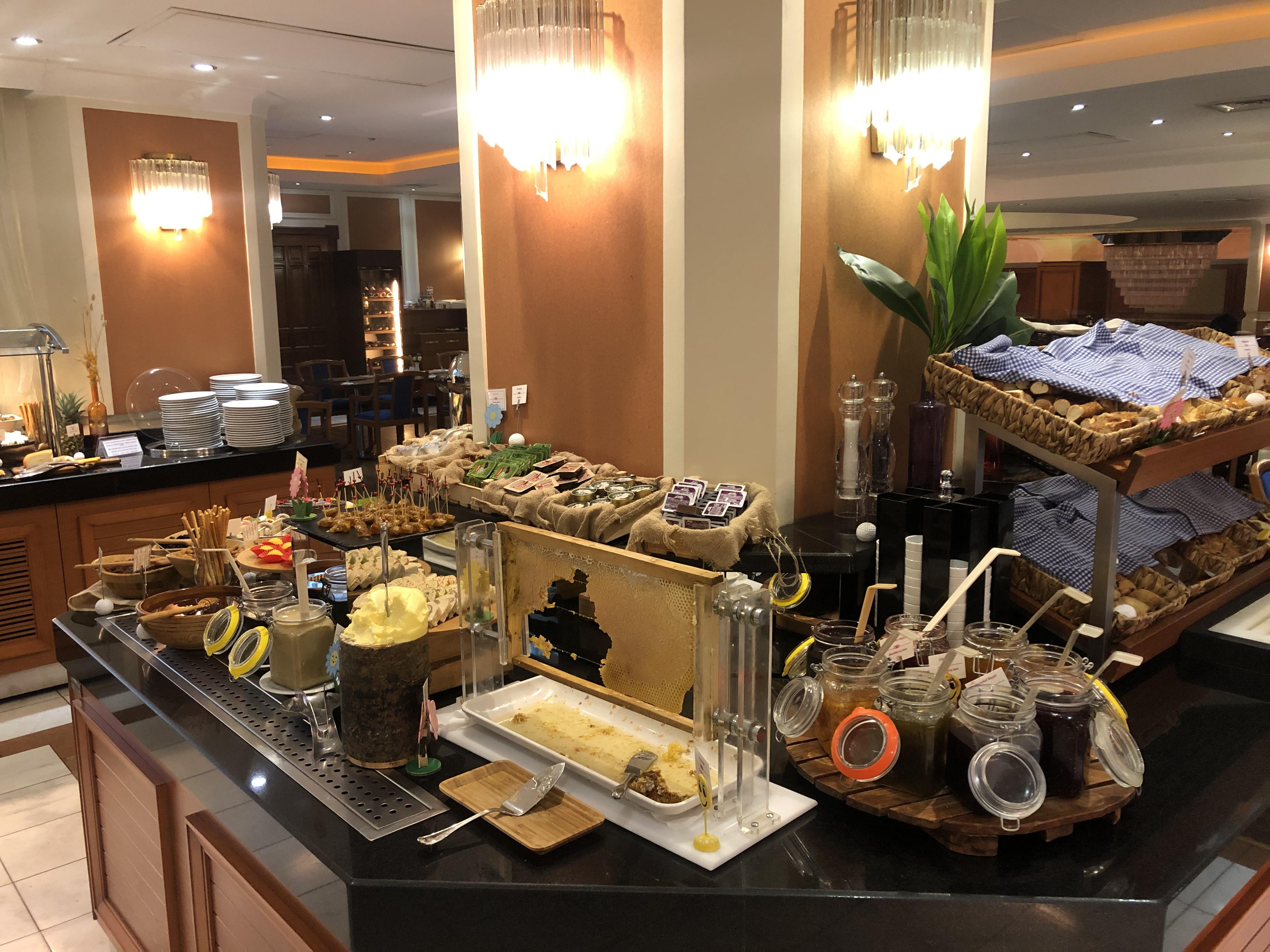 Akgun Istanbul Hotel Exterior foto The photo shows a buffet setup in a restaurant or hotel. There are various food items displayed on a counter. 

On the left, there are arranged trays containing an assortment of snacks, which appear to include pastries and possibly sandwiches or wrap
