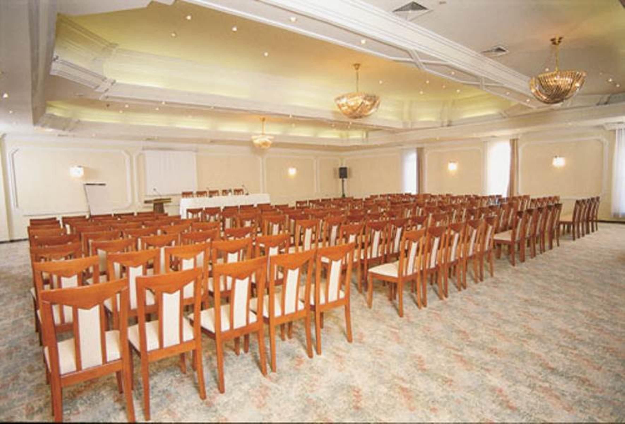 Akgun Istanbul Hotel Exterior foto The photo shows a spacious conference room or event hall. It features rows of wooden chairs with white cushions arranged neatly throughout the room. The walls are painted in a light color, and the ceiling is adorned with decorative elements, includin
