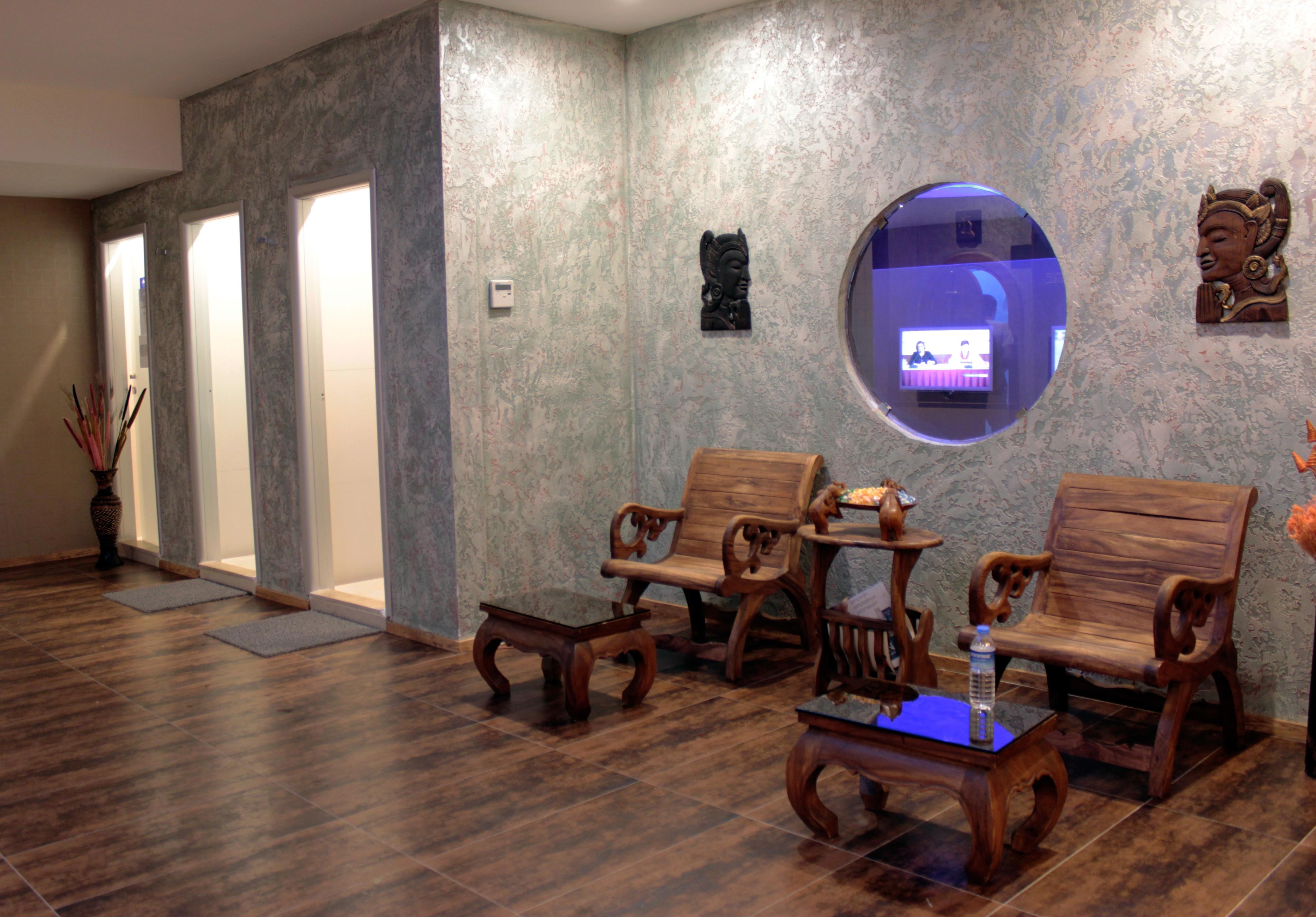 Akgun Istanbul Hotel Exterior foto The photo shows a modern waiting area with a calming aesthetic. The walls have a textured finish in light colors, and there are two wooden benches with backrests positioned against the walls. A small wooden table sits between the benches. On the left