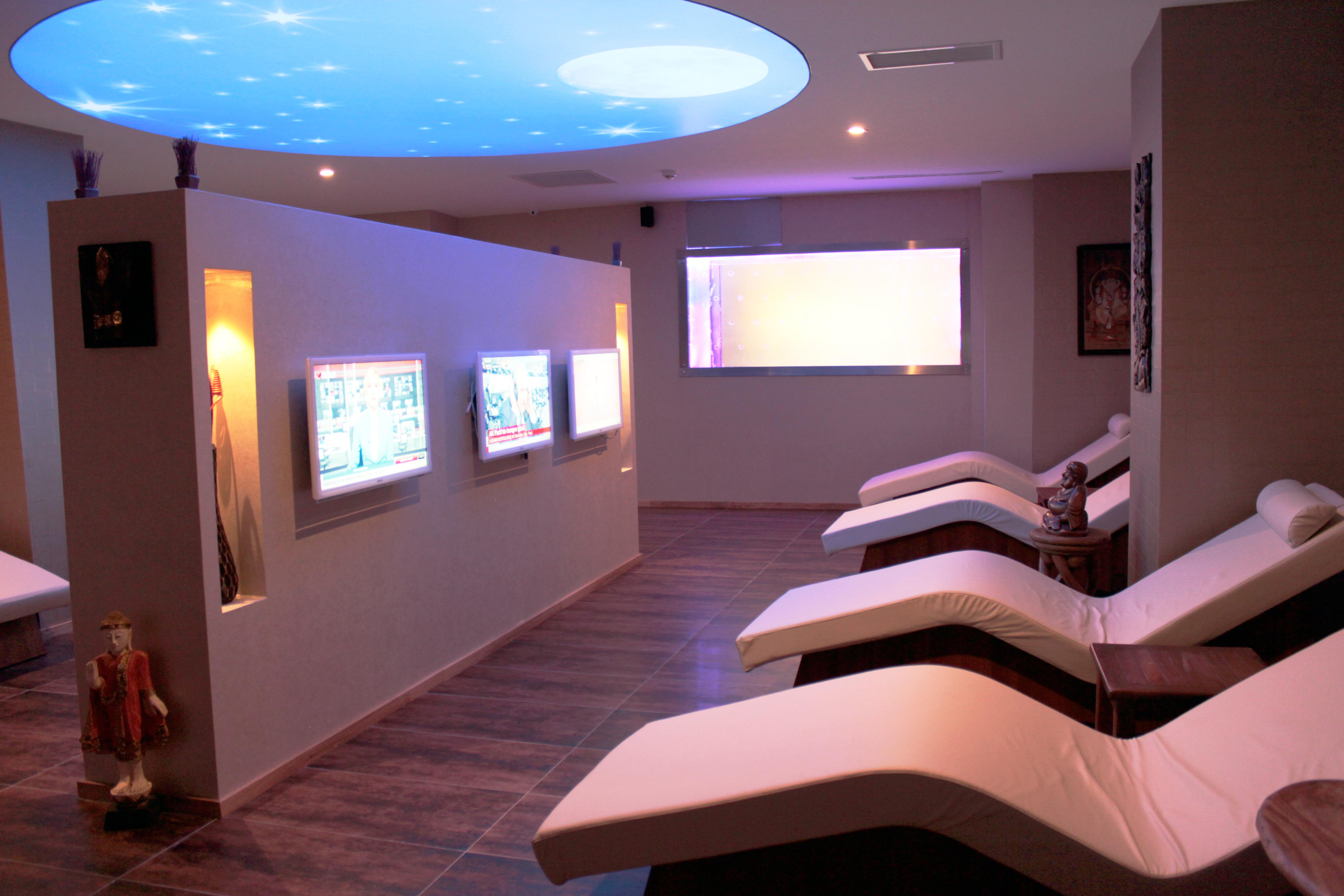 Akgun Istanbul Hotel Exterior foto The photo shows a modern relaxation or spa area. There are several reclining lounge chairs arranged in a spacious room. The walls are illuminated with soft lighting, and there are displays or screens mounted on the walls. The ceiling features a circu